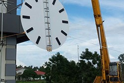 Монтаж уличных часов
