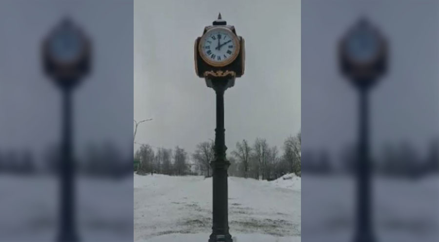 Четырехсторонние уличные часы на опоре
